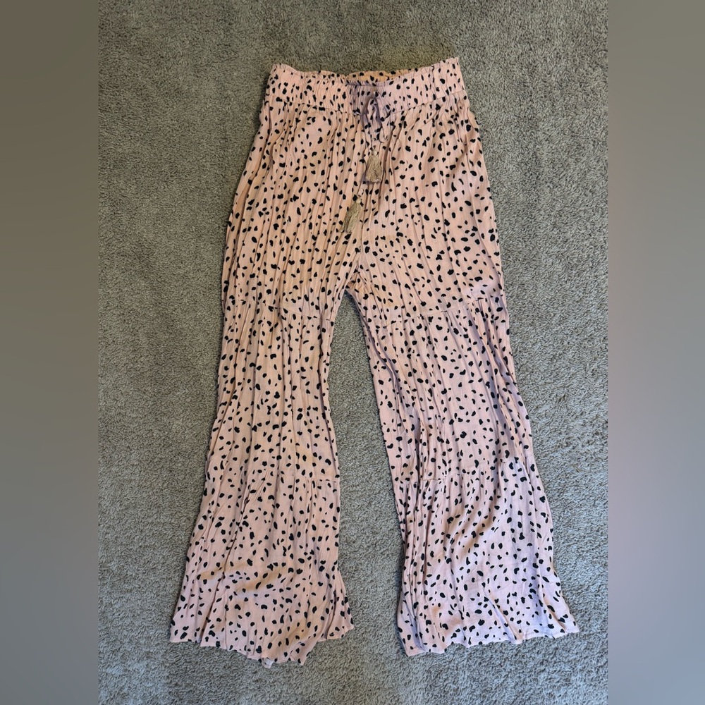 NWOT- women’s cute lightweight wide leg pants with bell bottom- sz L